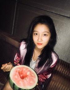 知性女星吃瓜图片