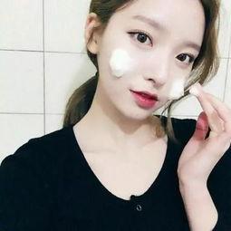 快手铅笔灰短发女网红,短发魅力，网络红人的时尚演绎”