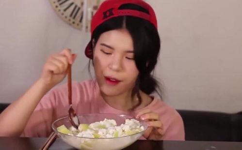 美女吃哈密瓜冰